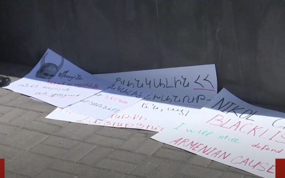 «Нежелательны эти власти, а не армяне диаспоры»: участники акции оставили плакаты у здания МИД (видео)